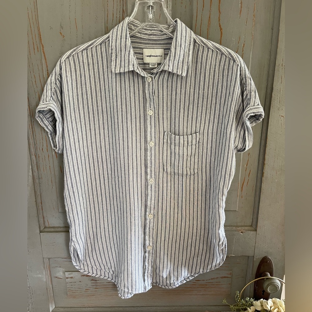 𝅺american Eagle short-sleeved pinstriped button down gauze shirt